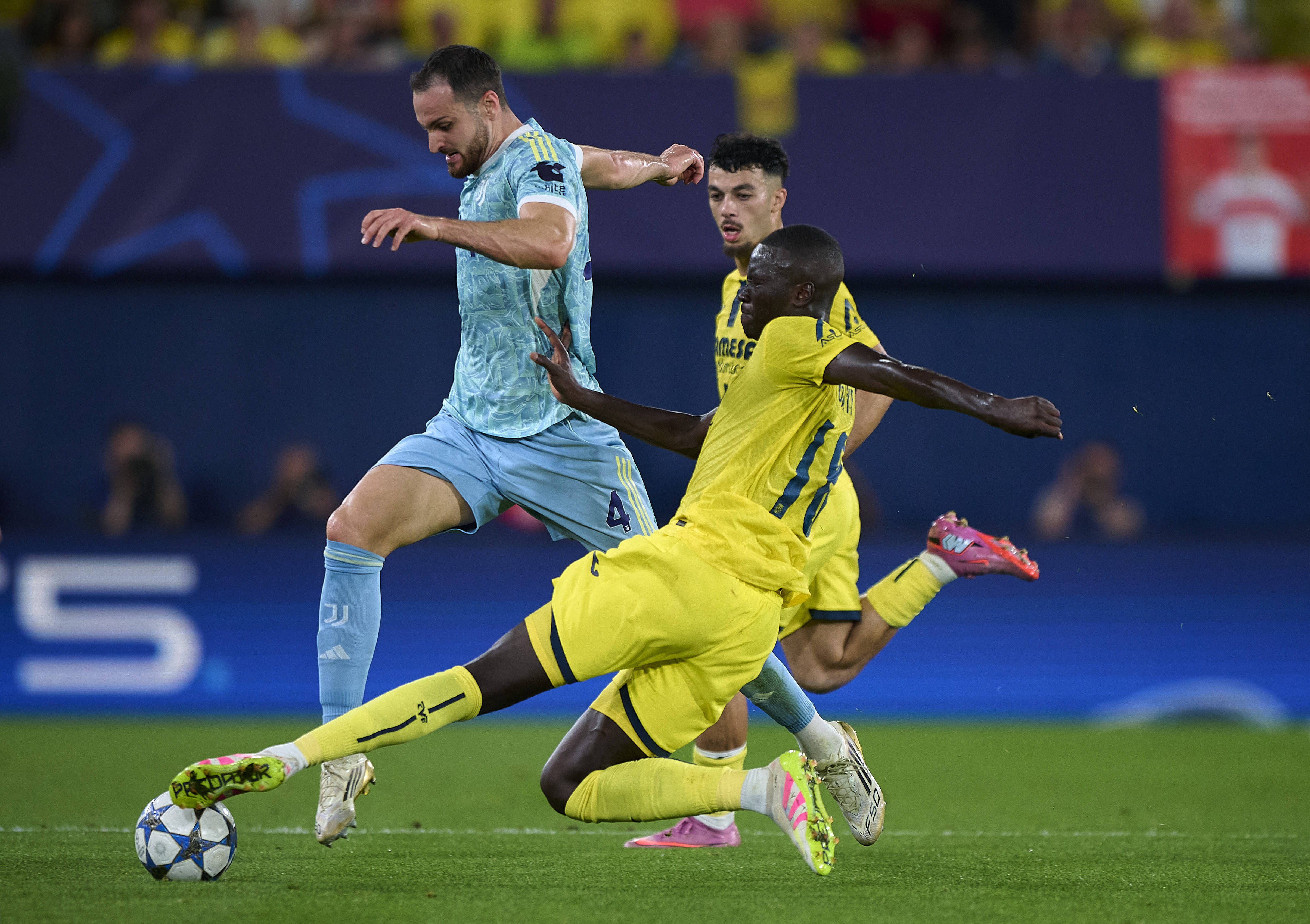 九游官网-尤文图斯防守端失常，主帅称球员需改善表现(尤文图斯后防线)