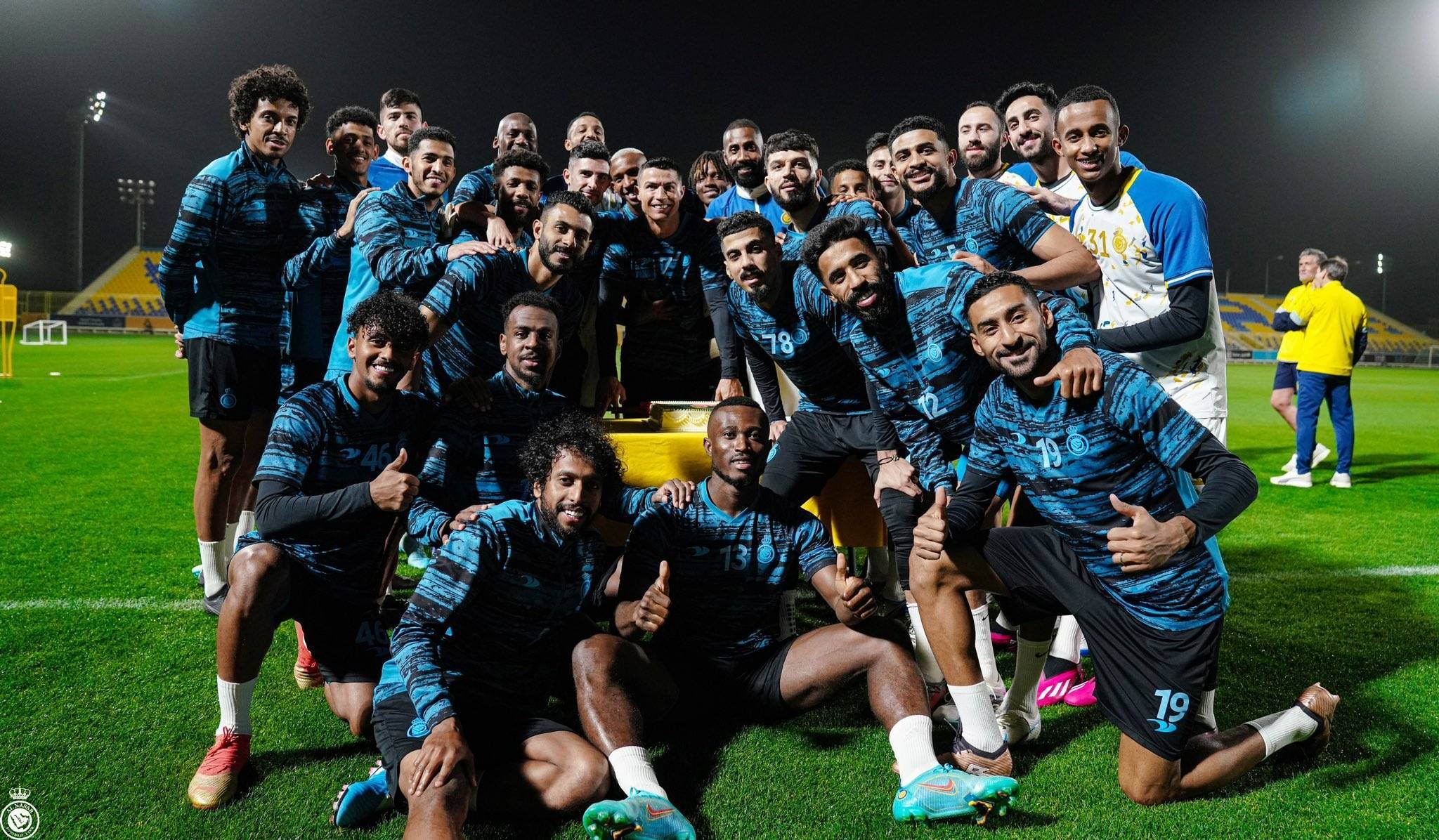 九游官网下载-AC米兰球员集体庆祝胜利，喜悦洋溢的简单介绍